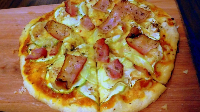 Pizza de abobrinha com bacon, a preferida dos clientes da casa.