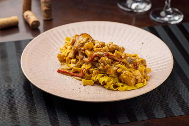 Fettuccine artesanal com ragu de bacalhau, legumes e especiarias do chef, uma das opções de prato principal do Curry Pasta.