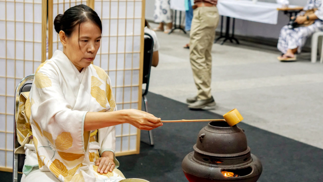 Mulher vestindo tradicional quimono realiza a cerimônia do chá em Kyoto: a chanoyu segue a filosofia do “ichi-go ichi-e”, que quer dizer “um momento, um encontro”.