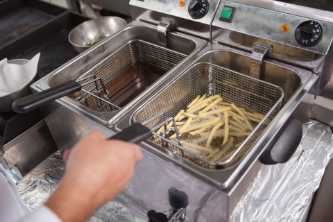 Quando trocar o óleo de fritura usado no restaurante e evitar multas