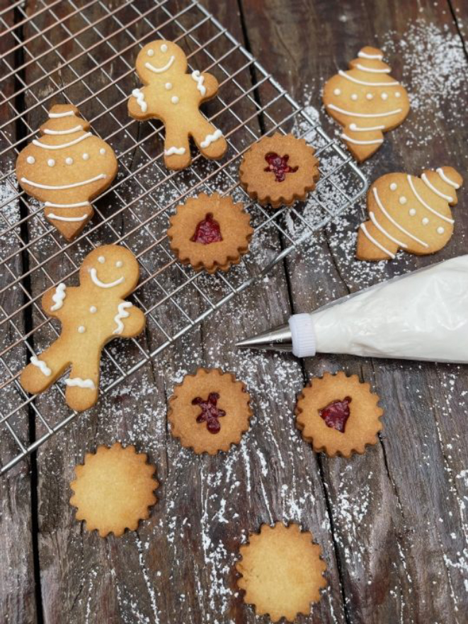 As bolachas podem ser decoradas com glacê, chocolate ou geleia para ficarem ainda mais divertidas.