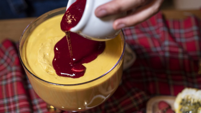 O coulis de framboesa é sugestão de acompanhamento para a mousse de maracujá e chocolate branco. 