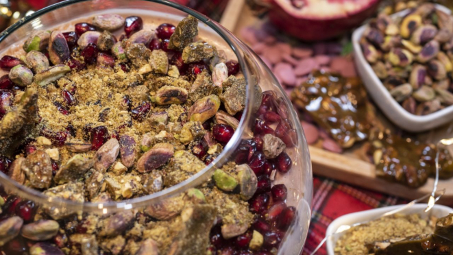 A mistura do chocolate ruby com pistache e romãs é combinação perfeita para o Natal. 