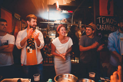 Bar faz aniversário com Concurso de abertura de ostras. Valendo barril de chope