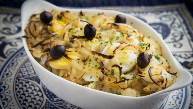 Bacalhau em lascas, batata, ovo, cebola, azeite, alho e azeitona são os ingredientes do tradicional Gomes de Sá.