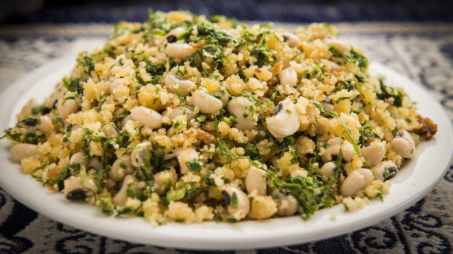 Tradicional acompanhamento para o bacalhau, as migas são broas de milho fritas em azeite e alho com feijão fradinho e couve.