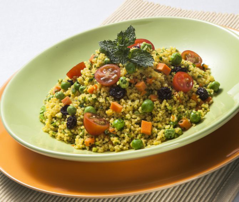 Couscous marroquino com legumes, hortelã e açafrão