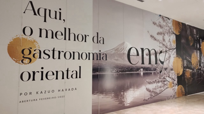 O tapume no Shopping Pátio Batel anuncia a inauguração do Emy para fevereiro. 