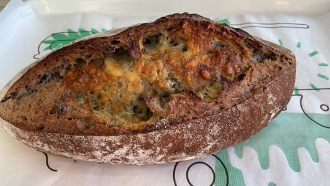 Nesta versão da Pan Pan, o pão de campanha é recheado com nozes e gorgonzola. Foto: Divlugação/Pan Pan