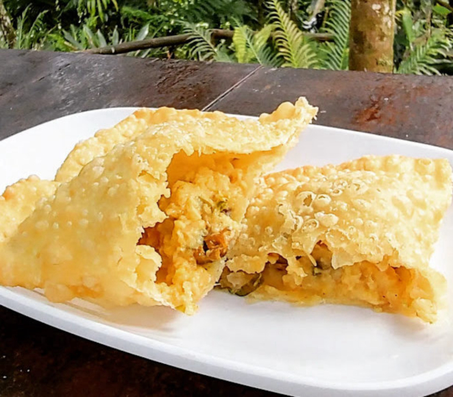 Pastel de marisco, com bacucu catado no mangue da baía de Guaratuba. 