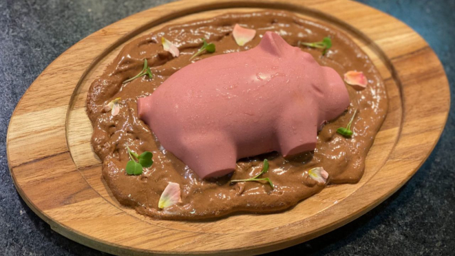 Porco na lama de chocolate, sobremesa do menu degustação de carne suína da Bull Prime. 