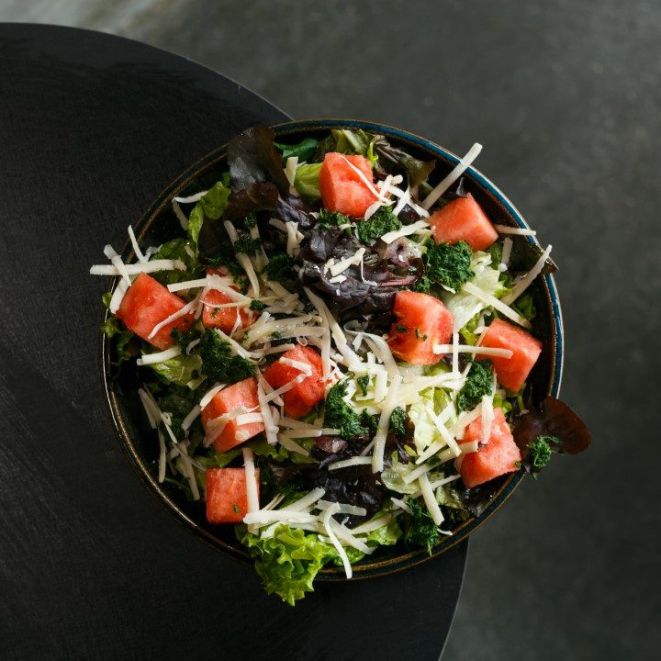 A salada grega tem a cara do verão, utiliza melancia e o frescor intenso do pesto de hortelã.