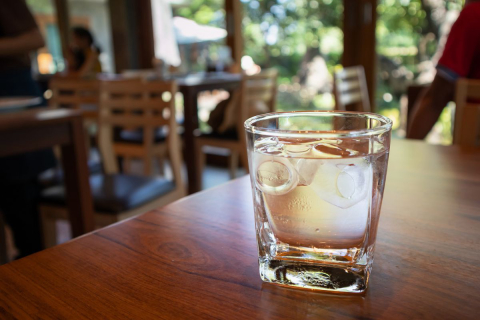 Água e café de graça e sobremesa sem açúcar: até onde o poder público pode interferir nos restaurantes?