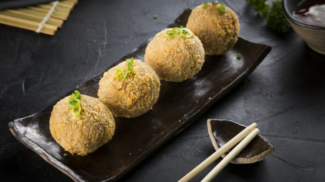 Bolinhos de salmão empanados na farinha Panko e recheados com cream cheese - Acompanha molho especial sweet chilli.  