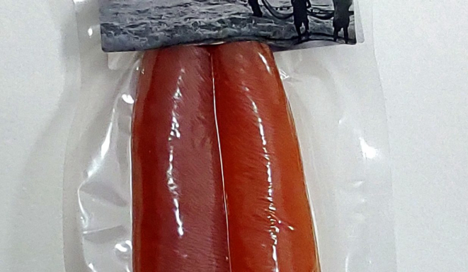 A bottarga inteira, em sua embalagem original - como chega ao consumidor. 