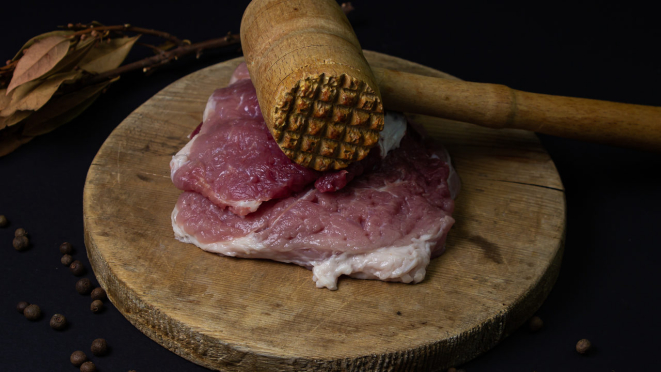  Se quiser, dá ainda para utilizar o bom e velho martelo de carne, mas sem muito exagero.