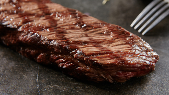 O acém é uma carne de cocção rápida, ou seja, o ideal é manter em fogo alto até atingir o ponto desejado.