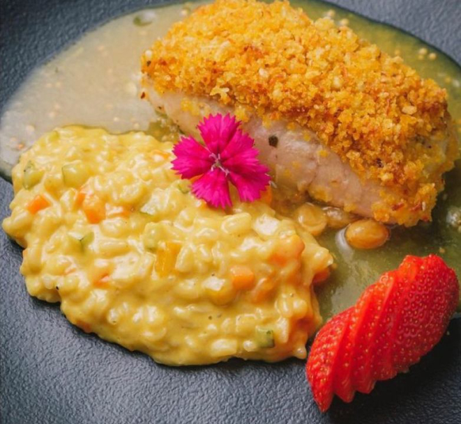 Peixe na crosta de macadâmia com risoto de legumes. Foto: Reprodução/Instagram. 