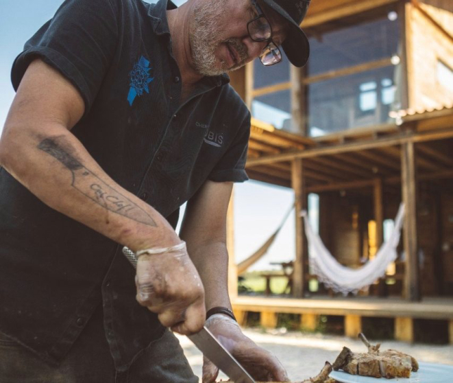 Chef Dobis usa todo o repertório construído em 30 anos de gastronomia nas experiências na Casa Dobis. Foto: Laertes Souza/Divulgação