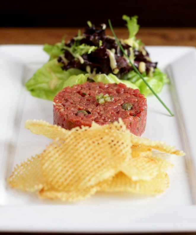 Tartar de mignon com batatas gaufrettes, para começar o jantar. 