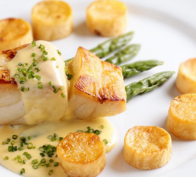 Pescada amarela grelhada, com molho hollandaise e aspargos