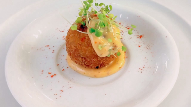 Bolinho de siri em base em bechamel de leite de coco, pimenta dedo-de-moça, azeite de dendê, salsinha, cebola e alho.