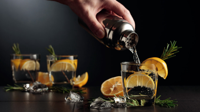 Combinações clássicas, como gim e cítricos, estão no topo da lista dos melhores bartenders. Foto: Bigstock