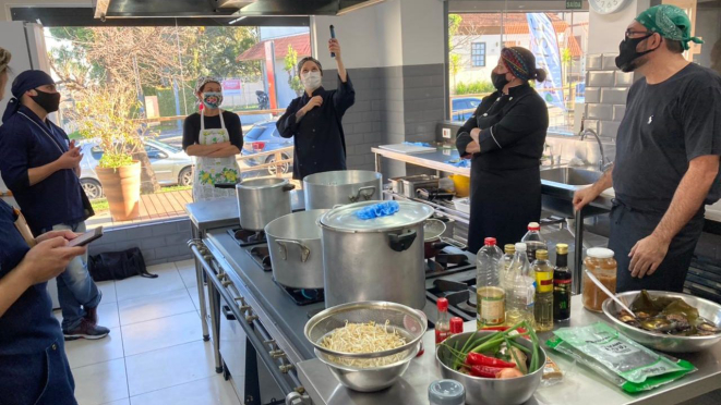 Michele Dupont na cozinha: chef ministra cursos sobre comidas clássicas japonesas.