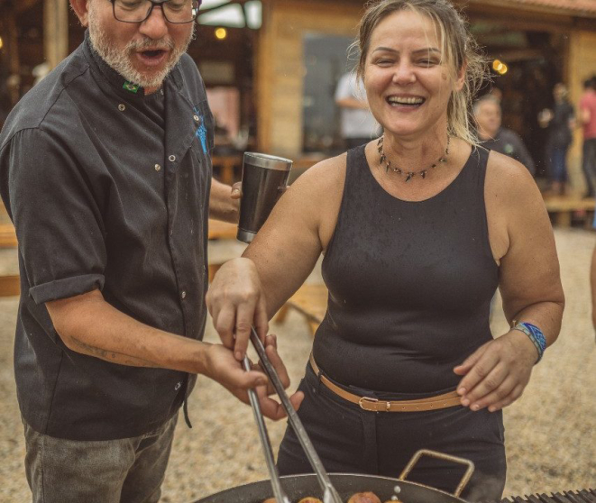 Chef Dobis com a chef Vania Krekniski. Foto: Laertes Soares/Divulgação