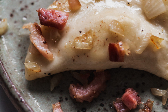 O modo mais tradicional de servir o varenyky na versão ucraniana é com cebola e bacon. Foto: Larissa