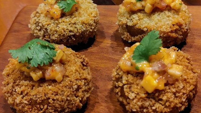 Bolinho de barreado suíno com tartar de banana. 