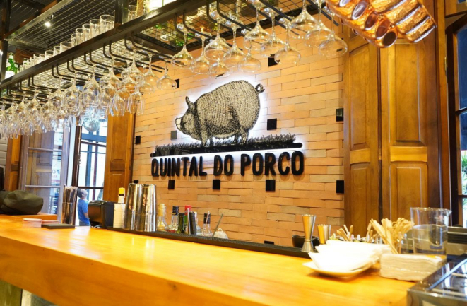 O bar do Quintal do Porco, de onde saem as inspirações do mixologista Douglas Peres. 