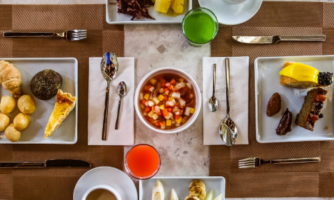 Que tal um café da manhã de hotel em casa? Veja dicas e receitas