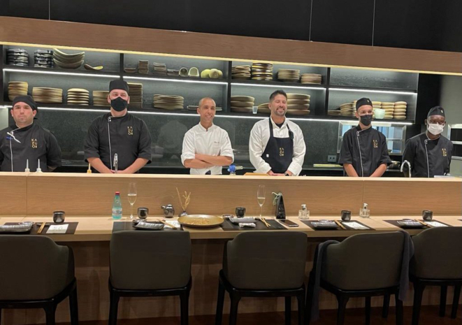 Kazuo Harada e sua equipe de balcão e cozinha (ainda sem os uniformes oficiais do Emy, que ainda não estão prontos).