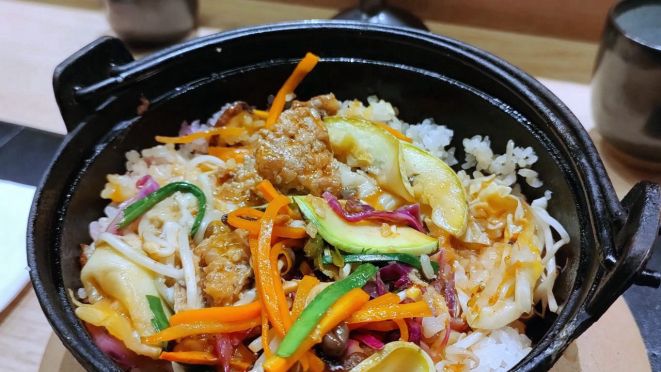 Bibimbap, uma deliciosa surpresa entre os pratos quentes. 