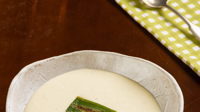 Crème vichyssoisse, a sopa clara, decorada com a própria folha do alho-poró sapecada. 