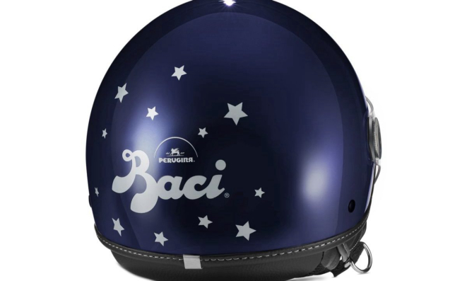 O capacete customizado lembra a embalagem do famoso chocolate italiano Baci.