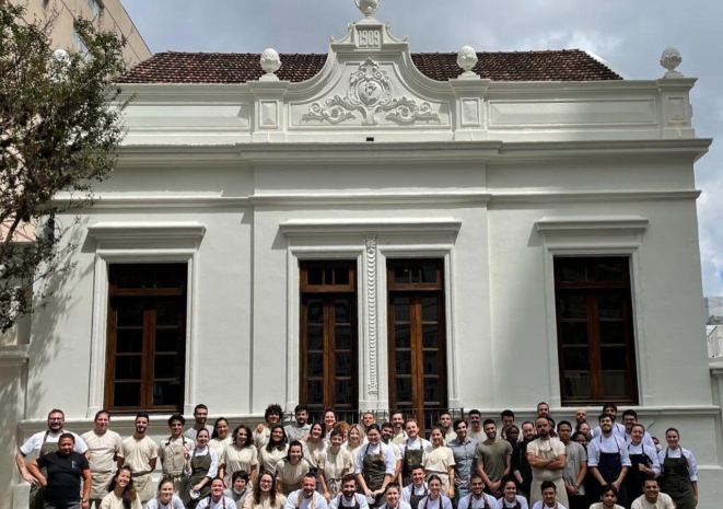 Lênin Palhano e a brigada de trabalho em frente ao casarão tombado onde funcionará o Ninna Cozinha.