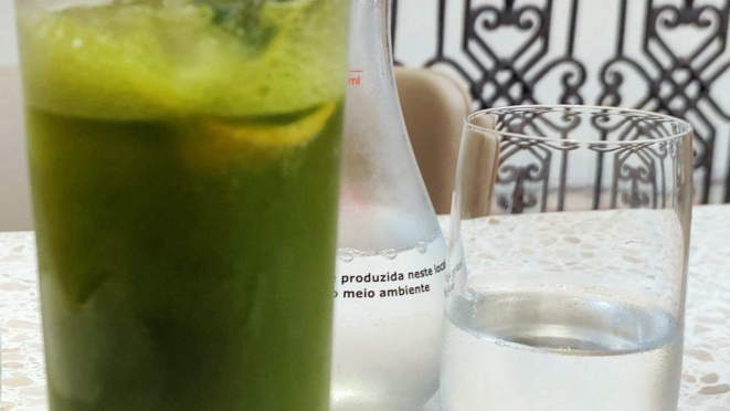 O drinque (sem álcool) de capim-limão e a água gaseificada no próprio restaurante. 