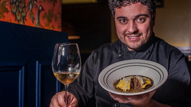 Rafael Lafraia, chef do Curry &amp; Pasta, provocando com toques pessoais nos sabores ingleses. 