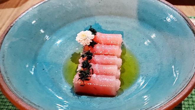 Atum enrolado, azeite de baixa acidez, shiso e flor de sal - para começar o omakase.