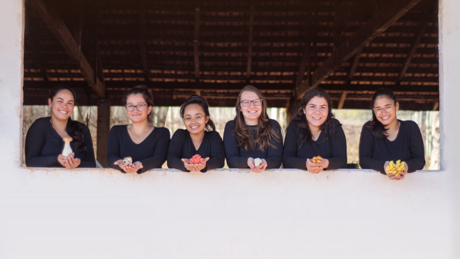 Caroline (quarta da esquerda para a direita) e a equipe de mulheres da Hopen Cogumelos: produção limitada e sazonal para valorizar o ingrediente.