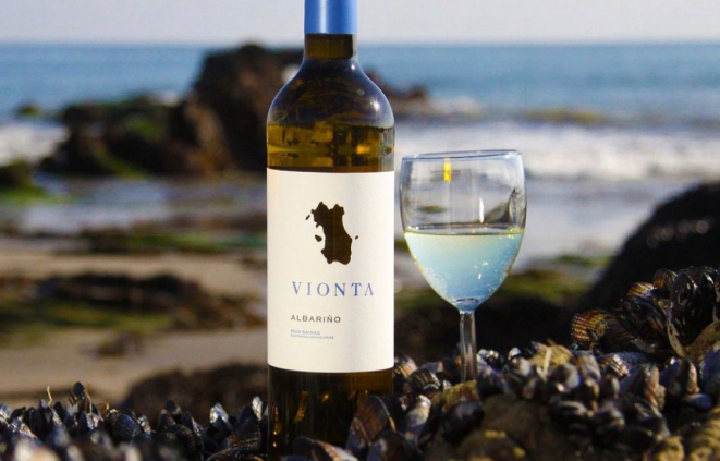 Os vinhos da Vionta são feitos a partir da uva albariño, característica da região litorânea de Corunha. Foto: Reprodução/Instagram