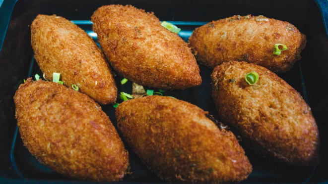 Bolinhos de Bacalhau. Do freezer direto para o micro-ondas e estão prontos. 