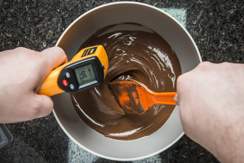 Temperar o chocolate: aprenda a técnica que faz o ingrediente brilhar