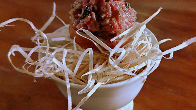 Steak tartare em mini sonho, finalizado com sour cream e ovas de peixe voador.