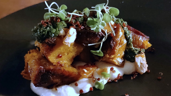 Cubos de abóbora cabotiá levemente defumada e servidos com creme de queijo branco, praliné de castanhas, salsa verde cítrica e quinoa.