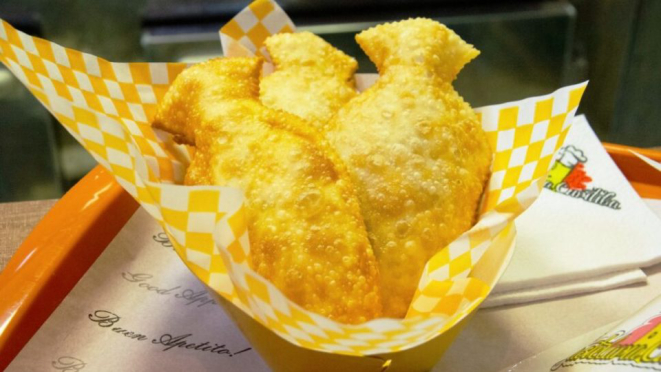 Pastel no formato de pinhão, vendido em pastelaria do Mercado Municipal de Curitiba.