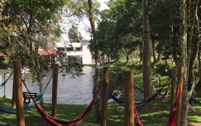 O restaurante Frutos da Terra oferece um redário em meio à natureza. 