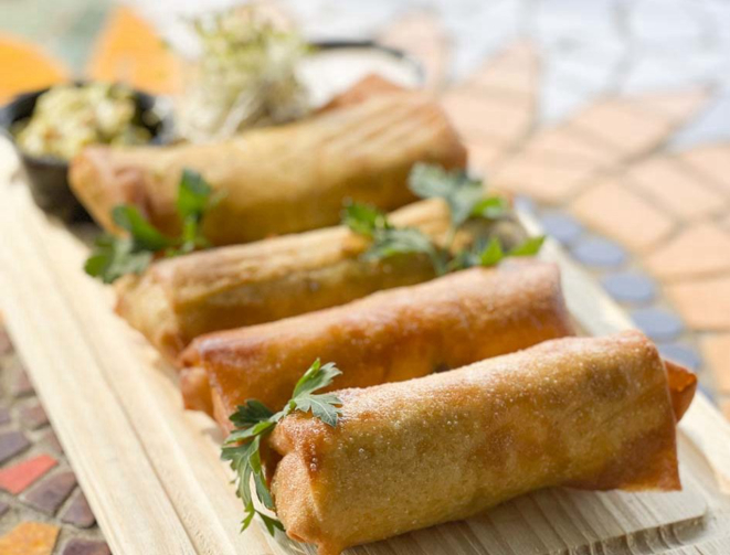 Spring rolls, com recheios de Legumes e cogumelos, ou Peito de frango com feijões, milho e jalapeño.